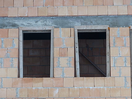 casa, construir, shell, hivern, penetració de les gelades, ze, pedres, paret, finestra, nou, arquitectura, maó, exterior de l'edifici, estructura construïda, cap gent, edifici, dia, funció de construcció de parets, material de fusta, a l'aire lliure, vell, marró, seguretat, tancat, vista d’angle baix, paret de maó, barri residencial, 4K, CC0, domini públic, lliure de regalies
