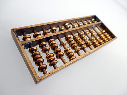 Abaco marrone dipinto, abaco, contare, matematica, aiuti computazionali, calcolatrice, scienza, girato in studio, sfondo bianco, in casa, nessuno, avvicinamento, tecnologia, cultura artistica e intrattenimento, grande gruppo di oggetti, vista dall'alto, finanza, natura morta, legno - materiale, musica, metallo, attrezzatura, conteggio, obsoleto, 2K, CC0, dominio pubblico, privo di copyright