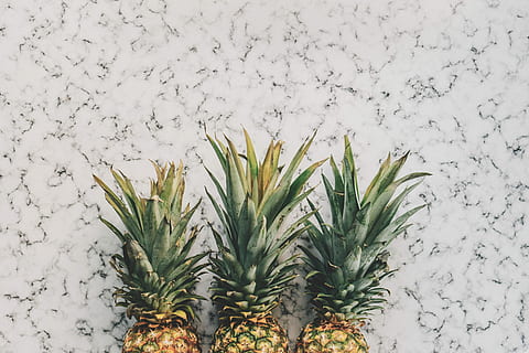 drei, Gelb, Ananasfrüchte, Weiß, Oberfläche, drei Ananasfrüchte, Ananas, Marmor, Overhead, Flatlay, tropisch, Blatt, Obst, golden, organisch, Küche, abstrakt, Lebensmittel, Wand, Stengel, Pflanze, keine Leute, Natur, grüne Farbe, kalte Temperatur, Winter, Schnee, Tag, Wachstum, Schönheit in der Natur, weiße Farbe, Nahansicht, Frische, Wandbau - Funktion, Pflanzenteil, draußen, Zerbrechlichkeit, 5K, CC0, gemeinfrei, lizenzfrei