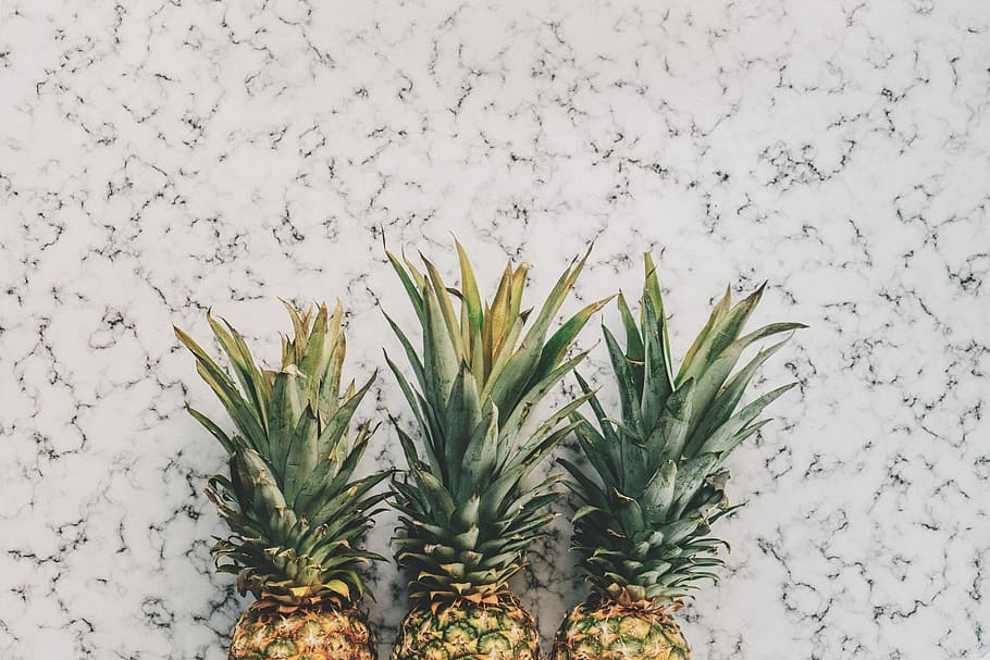 drei, Gelb, Ananasfrüchte, Weiß, Oberfläche, drei Ananasfrüchte, Ananas, Marmor, Overhead, Flatlay, tropisch, Blatt, Obst, golden, organisch, Küche, abstrakt, Lebensmittel, Wand, Stengel, Pflanze, keine Leute, Natur, grüne Farbe, kalte Temperatur, Winter, Schnee, Tag, Wachstum, Schönheit in der Natur, weiße Farbe, Nahansicht, Frische, Wandbau - Funktion, Pflanzenteil, draußen, Zerbrechlichkeit, 5K