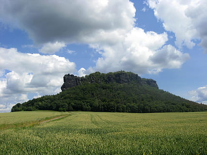 table table, nuvole, montagna, cielo appannato, umore nuvola, pietra di giglio, montagne di pietra arenaria elba, sassone svizzera, paesaggio, campo, agricoltura, cielo, nuvola - cielo, natura, pianta, terra, ambiente, bellezza nella natura, colore verde, scenics - natura, erba, albero, scena tranquilla, crescita, la tranquillità, giorno, nessuno, scena rurale, idilliaco, all'aperto, 2K, CC0, dominio pubblico, privo di copyright
