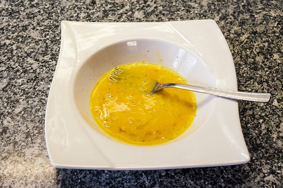 ou, rovell, crua, líquid, batre, ous remenats, menjar, zubereigung, forquilla, placa, blanc, ingredient, saludable, menjar i beguda, alimentació saludable, utensili per menjar, cullera, frescor, estri de cuina, benestar, bol, groc, vista d’angle alt, llest per menjar, cap gent, directament a sobre, primer pla, sopa, taula, a l'interior, vaixella, Sopa de verdures, temptació, menjar vegetarià, 4K
