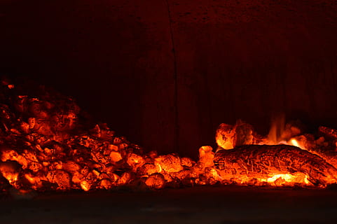 Pizzaofen, Person, nehmen, Foto, Holzkohle, Kohlebecken, Hitze - Temperatur, Verbrennung, Feuer, Feuer - natürliches Phänomen, Nacht-, keine Leute, Natur, Zeichen, Flamme, dunkel, Warnschild, draußen, verbrannt, rot, Geologie, Umgebung, Kommunikation, glühend, Land, orange Farbe, schwarzer Hintergrund, 5K, CC0, gemeinfrei, lizenzfrei