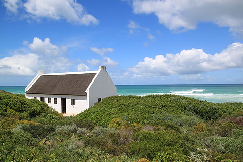 Weiß, Beton, Haus, Wolken, Blau, Himmel, weiße Wolken, blauer Himmel, Meer, Welle, Natur, Stimmung, Küste, Leise, Idylle, entspannend, Wasser, Strand, sich ausruhen, Zuhause, Urlaub, Landschaft, Afrika, Südafrika, Aussicht, de hoop, Horizont über Wasser, gebaute Struktur, wolke - himmel, Land, die Architektur, Szenen - Natur, Pflanze, Schönheit in der Natur, Horizont, ruhige Szene, Gebäude, Ruhe, Gebäudehülle, keine Leute, draußen, 4K, CC0, gemeinfrei, lizenzfrei