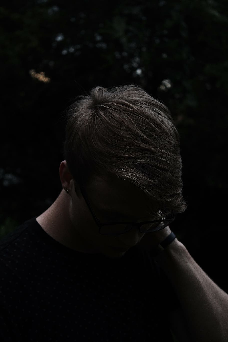 muž, stojící, noční foto, zamyšlený, trápit se, znepokojení, krize, problémy, žena, dáma, chlap, muži, jedna osoba, lidé, venku, střela do hlavy, portrét, dospělý, smutek, ženy, emoce, emocionální stres, zpětný pohled, rozrušený, deprese - smutek, skutečných lidí, zaměřit se na popředí, mladého dospělého, životního stylu, vlasy, účes, drdol, zoufalství, beznadějnost, lidský vlas, černé pozadí, 5K