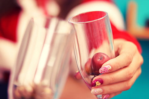 person, bedrift, vinglas, menneskelig hånd, mennesker, Kvinder, tæt på, alkohol, hunner, drikke, fest, selektiv fokusering, kaukasisk etnicitet, menneskelig kropsdel, en person, fokus på forgrunden, kun voksne, hånd, mad og drikke, forfriskning, voksen, kop, søm, indendørs, mad, ring, krus, neglelak, fingernegl, Negle kunst, glas, finger, te kop, 1080P, CC0, offentligt domæne, royaltyfrie