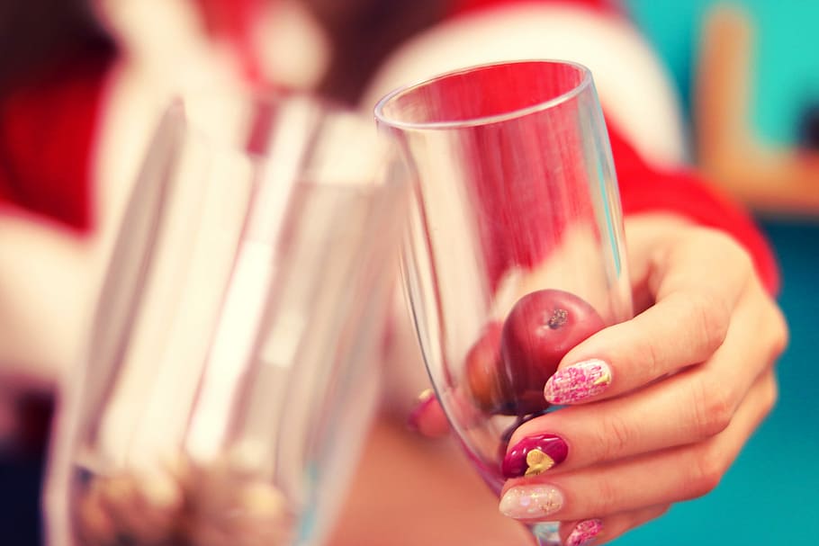 person, bedrift, vinglas, menneskelig hånd, mennesker, Kvinder, tæt på, alkohol, hunner, drikke, fest, selektiv fokusering, kaukasisk etnicitet, menneskelig kropsdel, en person, fokus på forgrunden, kun voksne, hånd, mad og drikke, forfriskning, voksen, kop, søm, indendørs, mad, ring, krus, neglelak, fingernegl, Negle kunst, glas, finger, te kop, 1080P