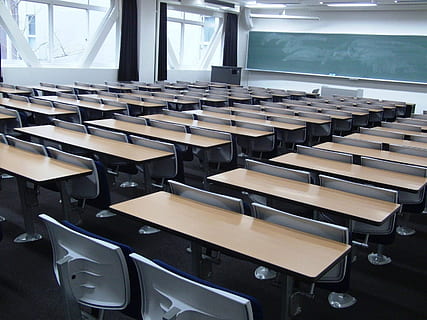 rectangulaire, marron, en bois, les tables, université du kansai, Japon, école, salle de cours, à l'intérieur, tableau noir, bureaux, des places, éducation, la fenêtre, siège, apprentissage, salle de conférence, absence, table, vide, personne, dans une rangée, chaise, Université, meubles, bureau, grand groupe d'objets, bâtiment scolaire, architecture, arrangement, en train d'étudier, 720P