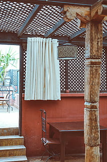 pilastro di legno marrone, grigio, lampada a sospensione, a cavallo, soffitto, interno, stile, casa, tavolo, sedia, tenda, legna, di legno, rustico, paralume, passo, Entrata, porta, portone, drappo, marocchino, interior design, terrazza, pilastro di legno, nessuno, sospeso, in casa, posto a sedere, giorno, architettura, struttura costruita, legno - materiale, modello, vuoto, assenza, finestra, costruzione, mobilia, parete, 2K, CC0, dominio pubblico, privo di copyright