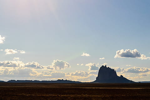 grigio, formazione di pietra, blu, cielo, silhouette, montagne, sabbia, giorno, formazione rocciosa, nube, montagna, paesaggio, valle del monumento, parco tribale della valle del monumento, natura, Arizona, deserto, Paesaggi, navajo, selvaggio West, nessuno, Utah, Stati Uniti d'America, posto famoso, sud-ovest degli Stati Uniti, all'aperto, butte - sperone roccioso, bellezza nella natura, luce del sole, nuvola - cielo, scenics - natura, scena tranquilla, terra, la tranquillità, roccia, roccia - oggetto, scena non urbana, destinazioni di viaggio, copia spazio, ambiente, clima, clima arido, picco di montagna, 5K, CC0, dominio pubblico, privo di copyright