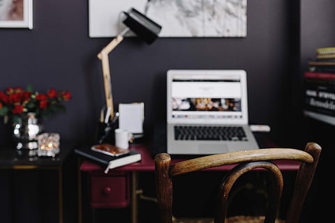bureau à domicile, rose, femelle, maison, Bureau, espace de travail, lieu de travail, intérieur, féminin, élégant, travail, ordinateur, à l'intérieur, table, personne, affaires, portable, La technologie, chambre domestique, intérieur de la maison, moniteur d'ordinateur, chaise, les média, ordinateur de bureau, la communication, lien, meubles, se concentrer sur le premier plan, absence, Technologie sans fil, cadre, nature morte, la musique, siège, lampe électrique, 5K