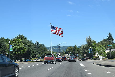 flag, USA, vej, fjerde, himmel, 4. juli, fjerde juli, biler, rejse, kørsel, stjerner og striber, rød, hvid, blå, symbol, stjerne spangled banner, patriotisme, bil, transportmidler, dag, transportform, motor køretøj, træ, gade, stribet, land køretøj, plante, natur, by, ingen mennesker, uafhængighed, 5K, CC0, offentligt domæne, royaltyfrie