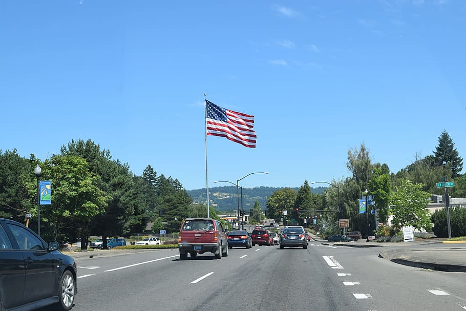 bandera, EUA, carretera, quart, cel, quart juliol, 4 de juliol, quatre de juliol, cotxes, viatjar, conduir, estrelles i ratlles, vermell, blanc, blau, símbol, estendard estel·lar, el patriotisme, cotxe, transport, dia, manera de transport, automòbil, arbre, carrer, ratlles, vehicle terrestre, planta, naturalesa, ciutat, cap gent, independència, 5K