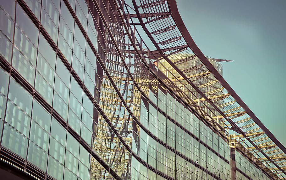 arkitektur, spejling, facade, moderne, glas, bygning, by, vindue, afspejling, refleksioner, bylandskab, hus facade, glasfront, konstruktion element, skyskrabere, design, skyskraber, moderne arkitektur, bærer, udhæng, overflade, lav vinkel visning, bygget struktur, ingen mennesker, dag, bygning udvendig, glas - materiale, kontor, kontorbygning udvendig, himmel, høj - høj, tårn, natur, udendørs, legering, 4K