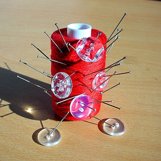 roter Faden, Spule, Nadeln, Stifte, transparente Knöpfe, Tabelle, drinnen, Stillleben, keine Leute, High Angle View, Holz - Material, Haushaltsausstattung, Nahansicht, rot, Glas, große gruppe von gegenständen, Küchenutensilien, Löffel, Essgeschirr, Wahl, Variation, Trinkglas, Glas - Material, Nadel, direkt darüber, persönliches Accessoire, 1080P, CC0, gemeinfrei, lizenzfrei