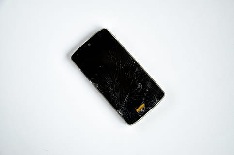 smartphone, spart, deteriorat, defect, ecran, telefon mobil, dispozitiv mobil, Android, reparație, afişa, protecţie, fisuri, a sari, cădea, accident, misfortună, ghinion, studio shot, fundal alb, culoare neagră, nici o persoana, în interior, spațiu copie, un singur obiect, cerneală, simplitate, a închide, caligrafie, elimina, model, natură, geologie, mineral, natură moartă, relaxare, direct deasupra, 4K, CC0, domeniu public, fără drepturi de autor