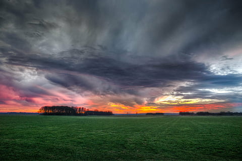 nuvens, nublado, campo, nuvens escuras, céu escuro, alvorecer, crepúsculo, Fazenda, grama, Campo de grama, panorama, gramado, ao ar livre, pasto, rural, cênico, céu, tempestade, nascer do sol, por do sol, arvores, nuvem - céu, meio Ambiente, beleza na natureza, natureza, scenics - natureza, ninguém, terra, Nuvem de tempestade, céu dramático, ardente, plantar, sinal de aviso, trovoada, fogo, Clima extremo, tornado, poder na natureza, chuva, 5K, CC0, domínio público, royalty free
