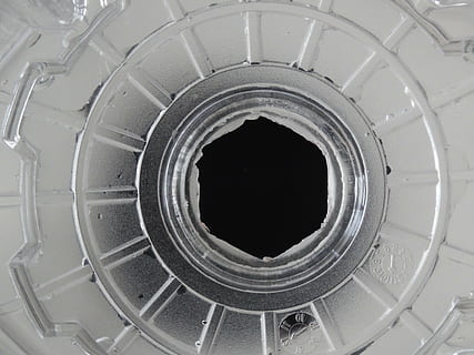 plastik, delik, bakarak, Desen, geometrik şekil, şekil, daire, içeriye, insansız, mimari, yapılı yapı, spiral, metal, dizayn, spiral merdiven, doğrudan aşağıda, merdiven, merdiven ve basamaklar, bütün çerçeve, arka, ev Aletleri, korkuluk, cam malzemesi, gümüş renkli, 5K, CC0, kamu malı, telif ücretsiz
