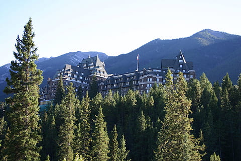 Canadá, arboles, paisaje, naturaleza, cielo, otoño, edificio, montaña, árbol, planta, arquitectura, cordillera, estructura construida, belleza en la naturaleza, paisajes - naturaleza, exterior del edificio, crecimiento, tierra, bosque, día, nadie, ambiente, escena tranquila, Pino, tranquilidad, al aire libre, árbol conífero, bosque de pinos, 2K, CC0, dominio público, libre de derechos