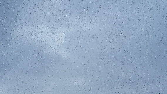 gota de pluja, perles, panell de finestra, ennuvolat, mal temps, pluja, degoteig, humit, tirar, fons, marc complet, finestra, vidre - material, aigua, transparent, naturalesa, cap gent, a l'interior, patró, dia, gris, temporada de pluges, vidre, puresa, rosada, 4K, CC0, domini públic, lliure de regalies