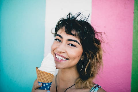 donna, detenzione, gelato, giorno, mangiare, ritratto, colpo alla testa, una persona, cibo dolce, cono, cibo e bevande, cono gelato, cibo, cibo surgelato, dolce, caratteristica della parete, prodotto caseario, stili di vita, giovane adulto, guardando la fotocamera, felicità, giovani donne, congelato, indulgenza, acconciatura, bella donna, 1080P, CC0, dominio pubblico, privo di copyright