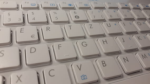 klawiatura, komputer, urządzenie wejściowe, komputer, urządzenie wejściowe, wkład, tekst, listy, opuszczać, laptop, biały, notatnik, klawiatura chiclet, peryferia, sprzęt komputerowy, klawiatura komputerowa, technologia, klucz komputera, Internet, zbliżenie, porozumiewanie się, pc, biznes, pełna ramka, alfabet, wyposażenie komputera, list, część komputerowa, żadnych ludzi, połączenie, tła, pismo zachodnie, Wielka litera, wewnątrz, wysoki kąt widzenia, 4K, CC0, domena publiczna, darmowe zdjęcia