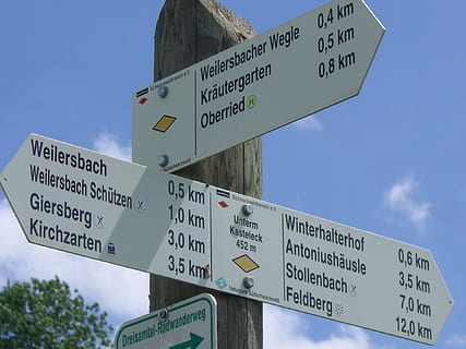 Verzeichnis, Wegweiser, Schild, Richtung, Markierung, Pfeil, Wegzeichen, Zugcharakter, Wanderpfade, Hinweis, Himmel, Blau, schwarzer Wald, Beratung, Zeichen, Kommunikation, Symbol, Text, Richtungszeichen, Information, Flachwinkelansicht, Hinweisschild, Straßenschild, Tag, Natur, keine Leute, westliche Schrift, Straße, Pfeilsymbol, Pole, nicht-westliche Schrift, draußen, Botschaft, 1080P, CC0, gemeinfrei, lizenzfrei