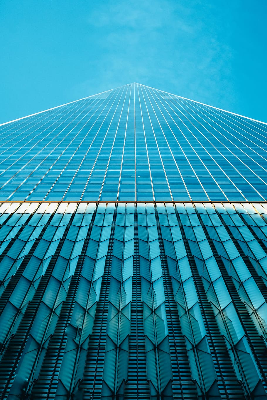 verme, vista dell'occhio, edifici di vetro, vista worm, bianca, blu, grattacielo, costruzione, architettura, Torre, finestra, struttura costruita, esterno dell'edificio, città, Inquadratura dal basso, moderno, edificio per uffici esterno, cielo, nessuno, alto - alto, ufficio, giorno, riflessione, modello, natura, cielo sereno, vetro - materiale, all'aperto, distretto finanziario, 5K