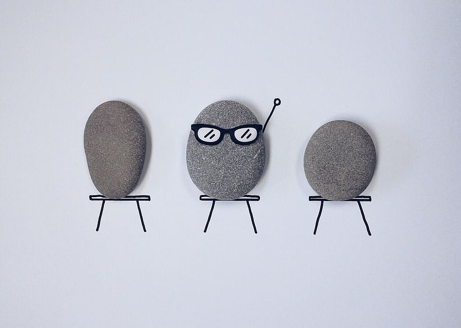 tres, gris, còdols de pedra, escola, classe, estudiants, rock, art, tir de l'estudi, a l'interior, creativitat, fons blanc, cap gent, representació, humor, còpia espai, representació humana, antropomòrfic, art i artesania, tallar, natura morta, diversió, cara antropomòrfica, primer pla, estrany, cara, 2K