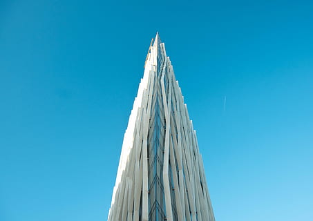 bianca, costruzione, blu, cielo, architettura, infrastruttura, struttura, istituzione, Torre, nuvole, struttura costruita, esterno dell'edificio, grattacielo, cielo sereno, Inquadratura dal basso, copia spazio, natura, nessuno, giorno, all'aperto, luce del sole, città, soleggiato, moderno, religione, luogo di culto, edificio per uffici esterno, guglia, 5K, CC0, dominio pubblico, privo di copyright
