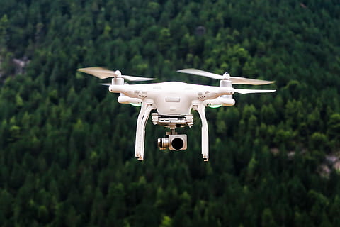 dji phantom 4, fly, flyvende, luftfartøj, transportmidler, himmel, luft, teknologi, transportform, propel, landing - røre ned, flyvinger, rejse, blå, Midt i luften, fotografering temaer, kamera - fotografisk udstyr, drone, træ, ingen mennesker, overvågning, plante, bevægelse, natur, dag, moderne, futuristisk, udendørs, medieudstyr, 5K, CC0, offentligt domæne, royaltyfrie