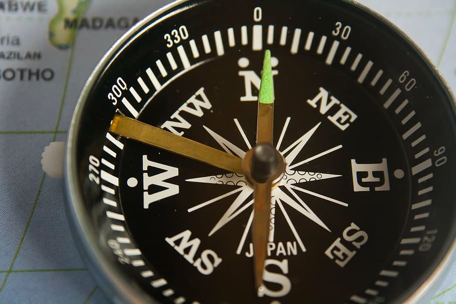 kompas peger mod nord, kompas, retning, magnetisk kompas, navigation, rejse, udforskning, eventyr, kort, øst, syd, vejledning, orienteringsløb, orientering, planlægning, vind rose, Kompasrosen, opdagelse, nord, nummer, tæt på, ingen mennesker, nøjagtighed, navigations kompas, tid, indendørs, enkelt objekt, selektiv fokusering, cirkel, geometrisk form, urskive, ur, minut hånd, tekst, udstyr, måleinstrument, bevægelse, uret ansigt, 2K
