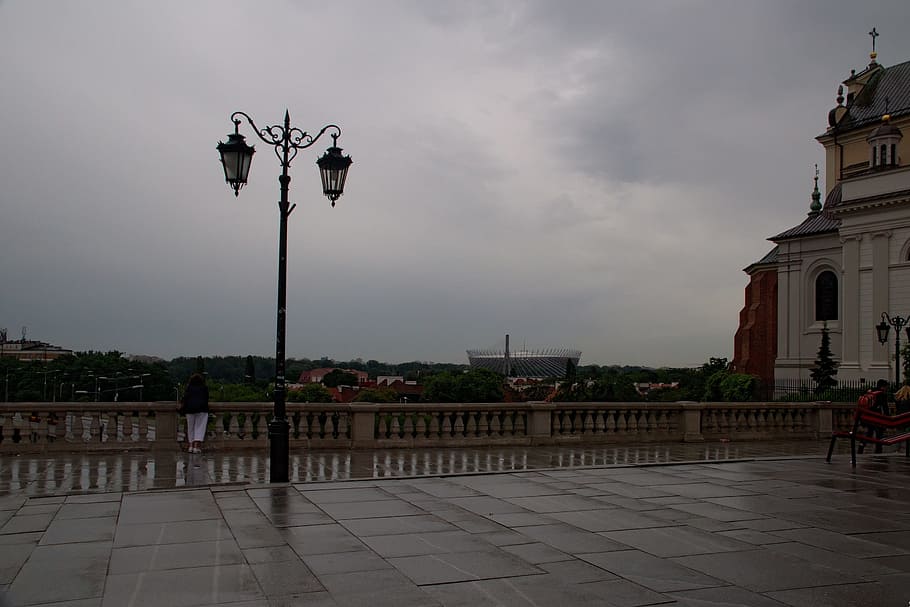 overskyet, regn, udsigt, skyer, mørk, skydække, bylandskabet, pas på, Warszawa, arkitektur, bygning udvendig, bygget struktur, gadebelysning, gade, himmel, by, belysningsudstyr, bygning, natur, sky - himmel, ingen mennesker, udendørs, religion, sted for tilbedelse, dag, spiritualitet, rejsemål, brosten, 2K
