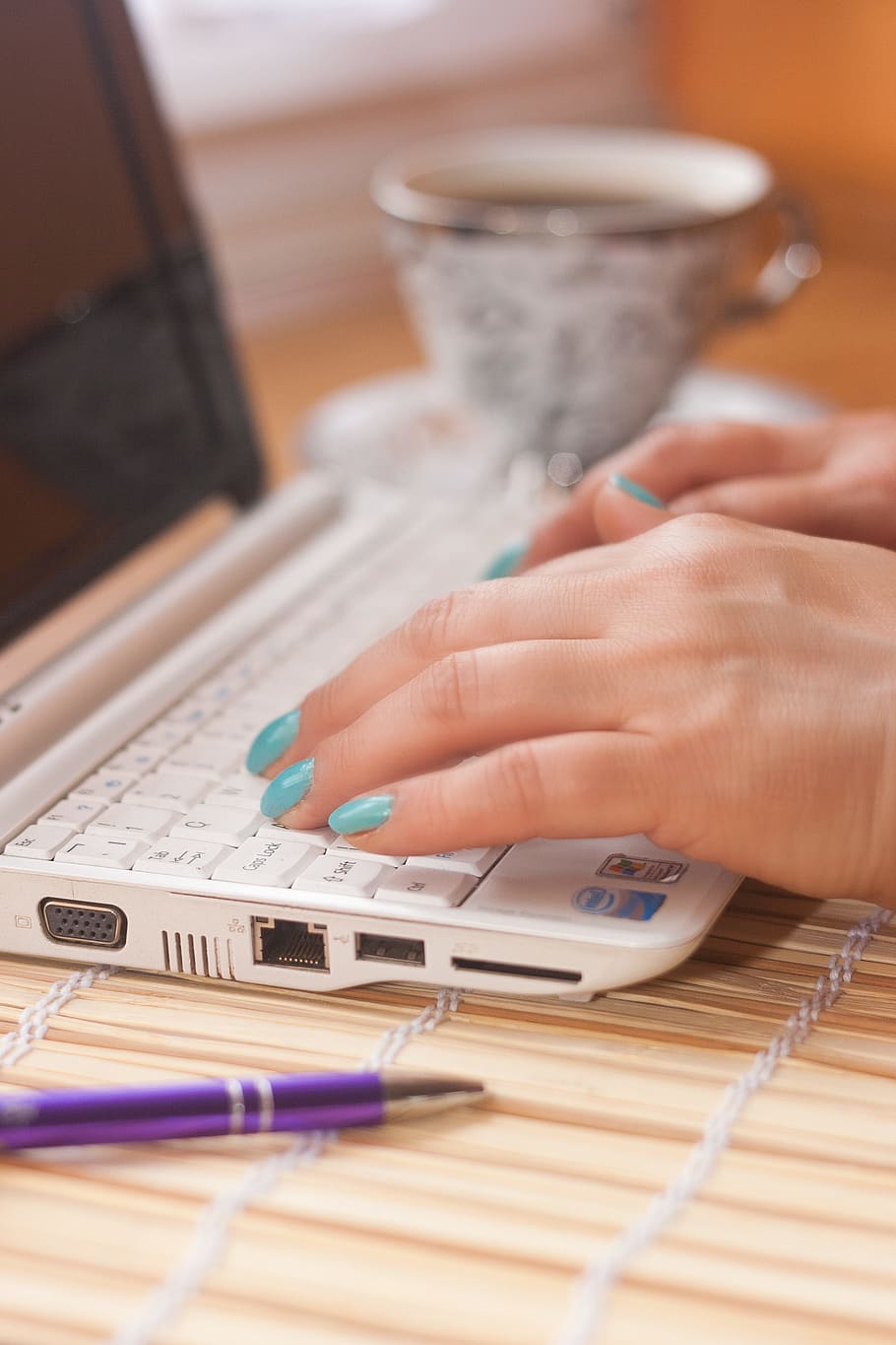 portàtil, quadern, treball, Internet, PC, tecnologia, escriure, escriptor, mà humana, mà, part del cos humà, una persona, a l'interior, enfocament selectiu, celebració, persones reals, estils de vida, beure, ordinador, dit, tecnologia sense fils, taula, dit humà, adult, menjar i beguda, connexió, vidre, teclat, 4K