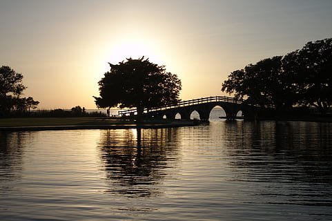 Schattenbildfoto, Brücke, Plätschern, Karosserie, Wasser, golden, Stunde, Silhouette, Foto, Gewässer, goldene Stunde, Sonnenuntergang, Park, Baum, draussen, Sonne, Himmel, Natur, Landschaft, Zen, Sonnenlicht, brennender Busch, natürlich, Brücke - künstliche Struktur, Reflexion, Fluss, Dämmerung, draußen, Reiseorte, See, Architektur und Gebäude, Verbindung, die Architektur, Bogen, gebaute Struktur, Ufergegend, keine Leute, Transport, Pflanze, Bogenbrücke, 4K, CC0, gemeinfrei, lizenzfrei