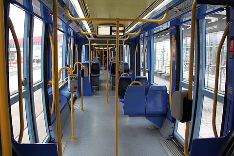 Gelb, Blau, Bussitz, Bus, Innerhalb, Innere, Sitze, Nahverkehr, Fahrzeug, Transport, Sitzplätze, Geschäft, drinnen, keine Leute, U-Bahn, Technologie, Tag, Fahrzeuginnenraum, Fahrzeugsitz, öffentliche Verkehrsmittel, Schienenverkehr, Transportmittel, leeren, Zug, Sitz, Fenster, Abwesenheit, Zug - Fahrzeug, in einer Reihe, Zuginnenraum, Personenzug, 4K, CC0, gemeinfrei, lizenzfrei