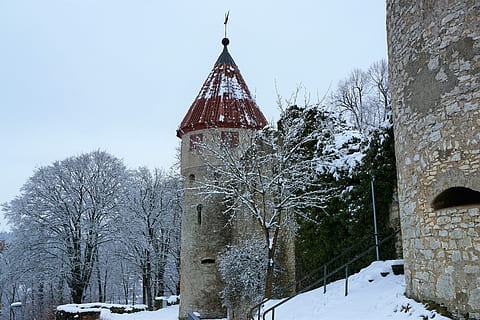 Winter, Schnee, die Architektur, alt, gotisch, Reise, Palast, Baum, Turm, Antike, Himmel, kalt, Stein, Festung, Wand, Natur, Gebäude, kalte Temperatur, Gebäudehülle, gebaute Struktur, Pflanze, Religion, Anbetungsstätte, Tag, keine Leute, Glauben, draußen, schneit, 5K