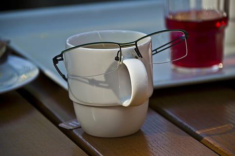 bril, kop, gezicht, verfrissing, drinken, eten en drinken, huishoudspullen, drinkglas, tafel, binnenshuis, glas, geen mensen, hout - materiaal, detailopname, mok, pitcher - kruik, voedsel, melk, giet uitloop, zuivel product, focus op de voorgrond, aardewerk, kopje thee, 4K, CC0, publiek domein, royaltyvrij