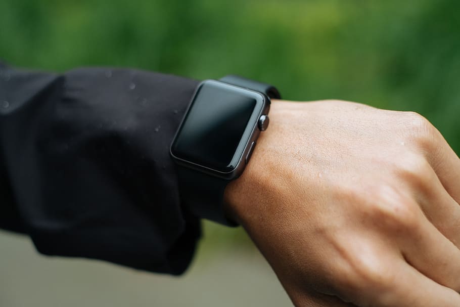 persona, indossare, spazio, grigio, Mela, orologio, trasformato, cassa in alluminio con orologio apple, vestito nero, camicia, orologio Apple, tecnologia, schermo, mano umana, orologio da polso, all'aperto, uomini, persone, avvicinamento, una persona, maschi, adulto, parte del corpo umano, solo un uomo, mano, giunto umano, polso, computer indossabile, comunicazione, concentrarsi sulle conoscenze acquisite, tecnologia wireless, tempo, connessione, giorno, controllando l'ora, 4K