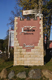 Kamienna tablica, wkład, informator, zamek, hotel, straußberg, brandenburg, Niemcy, tekst, architektura, porozumiewanie się, zbudowana struktura, na zewnątrz budynku, pismo zachodnie, dzień, znak, Natura, drzewo, funkcja budowy ścian, żadnych ludzi, roślina, Ściana, na dworze, cegła, ceglana ściana, światło słoneczne, Informacja, Wielka litera, wiadomość, 4K, CC0, domena publiczna, darmowe zdjęcia