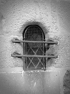 finestra, vell, finestra antiga, històricament, finestra de l'església, quadrícula, mirant, Església, metall, estructura construïda, funció de construcció de parets, cap gent, arquitectura, dia, primer pla, paret, seguretat, protecció, exterior de l'edifici, arc, tancat, edifici, a l'aire lliure, entrada, porta, paret de pedra, marc de finestra, 4K, CC0, domini públic, lliure de regalies