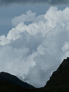 nori, nor, Munte, turn, nor munte, cer, nor turn, thundercloud, alb, albastru, noros, nor - cer, natură, scenics, în aer liber, frumusețe în natură, scenice - natura, o scenă liniștită, liniște, nici o persoana, scenă non-urbană, zi, idilic, teren, vedere unghiulară joasă, mediu inconjurator, stâncă, culoare alba, de munte, varf de munte, 4K, CC0, domeniu public, fără drepturi de autor