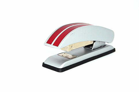 blanco, rojo, engrapadora, superficie, oficina, papel, trabajo, accesorios, grapa, foto de estudio, tecnología, Fondo blanco, de cerca, nadie, adentro, conexión, comunicación, naturaleza muerta, copia espacio, tecnología inalámbrica, separar, solo objeto, Internet, equipo, negocio, Red de computadoras, computadora, el color blanco, equipo eléctrico, 4K, CC0, dominio público, libre de derechos