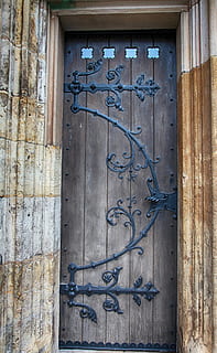 porta, roure, vell, rang d’entrada, porta de fusta, porta vella, fusta, ornament, entrada, edat mitjana, talles, barri antic, ornaments, preservació històrica, ferro forjat, ajustament, metall, històricament, pedra, edifici, arquitectura, material de fusta, estructura construïda, cap gent, dia, nombre, tancat, exterior de l'edifici, funció de construcció de parets, a l'aire lliure, resistent, text, comunicació, casa, 5K, CC0, domini públic, lliure de regalies