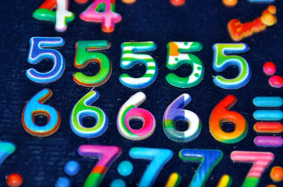 cifre, pagare, numeri, cinque, sei, 5, 6, multicolore, avvicinamento, nessuno, testo, in casa, sceneggiatura occidentale, comunicazione, sfondi, grande gruppo di oggetti, scelta, variazione, messa a fuoco selettiva, lettera, natura morta, vista dall'alto, numero, lettera maiuscola, fotogramma intero, blu, alfabeto, 4K