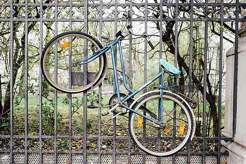 bicicleta bloqueada, bloqueado, bicicleta, otro, ciclo, transporte, al aire libre, anticuado, antiguo, rueda, estilo retro, escena urbana, calle, metal, día, nadie, modo de transporte, vehículo terrestre, planta, árbol, arquitectura, naturaleza, estructura construida, estacionario, exterior del edificio, edificio, la seguridad, barandilla, seguridad, 4K, CC0, dominio público, libre de derechos