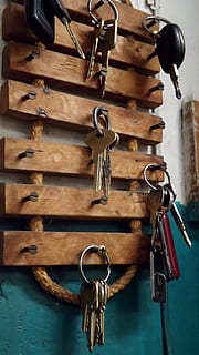 keychain, sleutel, sleutels, metaal, geen mensen, hout - materiaal, binnenshuis, detailopname, opknoping, veiligheid, muur - bouwfunctie, bescherming, stilleven, focus op de voorgrond, sleutelhanger, uitrusting, bruin, haak, slot, dag, afwezigheid, 2K, CC0, publiek domein, royaltyvrij