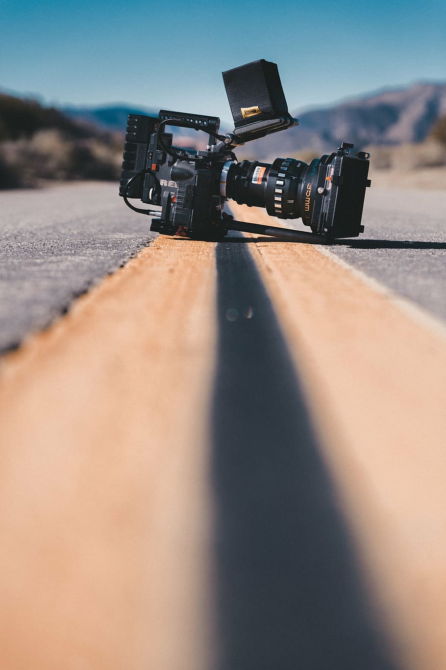 negre, gravadora de vídeo, carretera, vermell, càmera, vídeo, carrer, naturalesa, producció, desert, a l'aire lliure, dia, cap gent, cel, temes de fotografia, enfocament selectiu, tecnologia, llum solar, càmera - equip fotogràfic, primer pla, terra, nivell superficial, equip fotogràfic, ombra, lent - instrument òptic, natura morta, metall, càmera digital, 5K