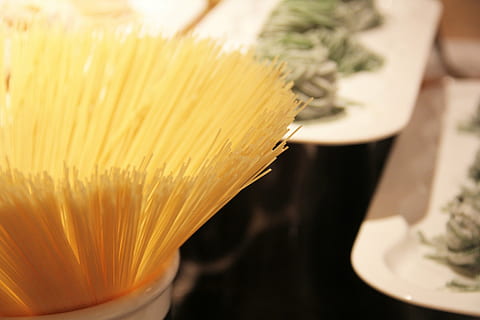 makaron, powierzchnia, sucha powierzchnia, jedzenie i picie, jedzenie, zbliżenie, włoskie jedzenie, świeżość, selektywne skupienie, wewnątrz, Spaghetti, zdrowe odżywianie, żadnych ludzi, przygotowanie, skupić się na pierwszym planie, dobre samopoczucie, surowe jedzenie, miska, martwa natura, studio strzał, porcelana, 5K, CC0, domena publiczna, darmowe zdjęcia