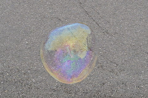 Seifenblase, schweben, Asphalt, vorübergehend, schimmern, luftig, Leichtigkeit, schwerelos, wabbelig, enorm, Seifenblasen machen, leicht, bunt, Luft, Bewegung, Windspiel, Blase, Dynamik, keine Leute, mehrfarbig, High Angle View, Natur, Stadt, Straße, Tag, Regenbogen, draußen, Ölpest, Nahansicht, Verletzlichkeit, Zerbrechlichkeit, Transport, nass, 5K, CC0, gemeinfrei, lizenzfrei